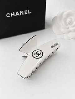 CHANEL ヘアクリップ ホワイト ノベルティ - メルカリ