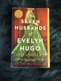 The Seven Husbands of Evelyn Hugo 洋書のサムネイル