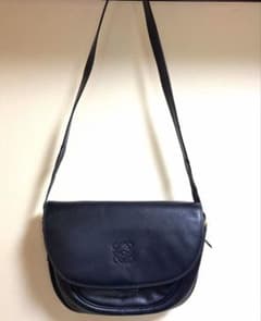 로에베 (LOEWE)의 [아나그램 하프 문 숄더백]