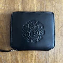 SAAD /革財布 アラベスク エンボス ブラック サドルレザー SAAD /革財布 アラベスク エンボス ブラック サドルレザー - メルカリ