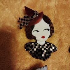 レトロ女性オシャレイラストブローチ