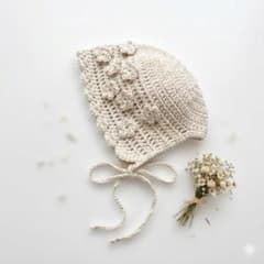 ベビーボンネット　お花　生成り　新生児　ハンドメイド　かぎ編みのサムネイル