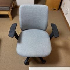 オカムラ　椅子　ノーム　norm 可動肘掛け付きのサムネイル
