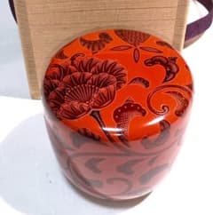 茶道具　輪島塗　堀正三（号鳳山）作　朱漆塗沈刻彫牡丹唐草文中棗　骨董　美品！！ 茶道具 輪島塗 堀正三（号鳳山）作 朱漆塗沈刻彫牡丹唐草文中棗 骨董