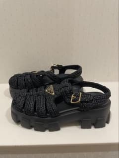 プラダ PRADA モノリス 編み込み ラフィア 厚底 グルカ サンダル