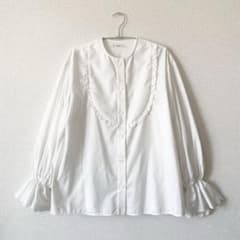 美品 【 yori 】22AW スカラップカットワークブラウス ホワイト フリル 