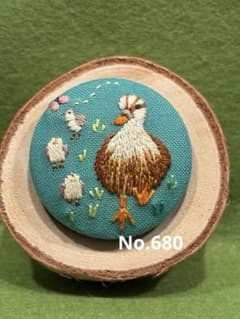 くるみボタン刺繍ヘアゴムorブローチ カモの親子のお散歩 鳥刺繍 かも