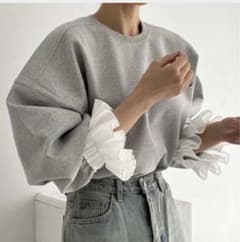 レディース服　秋　カジュアル　グレーパーカー　スウェット　トレーナー　フリル付きのサムネイル