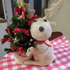クリスマスツリー鉢を持つトナカイと小さいスノーマンのサムネイル