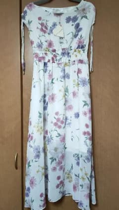 タグ付き新品 花柄ロングワンピースのサムネイル