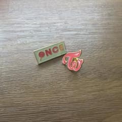 TWICE ピンバッジ 2種セット - メルカリ