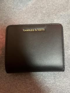 CHARLES & KEITH ブラック&ホワイト 二つ折り財布のサムネイル