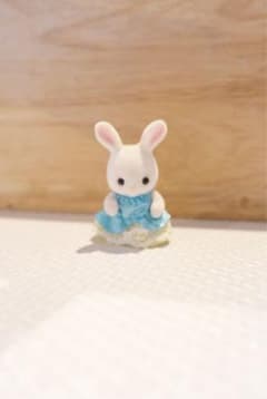 シルバニアファミリー ウサギの赤ちゃん ドレス 人形のサムネイル