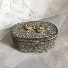 銀色のジュエリーボックス　金色のリボン　エンボス　植物柄　イギリスアンティーク 銀色のジュエリーボックス 金色のリボン エンボス 植物柄 イギリス