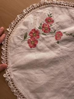 【お値下げしました】敷物　レース　花柄刺繍　ニュージーランドのサムネイル