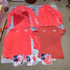 アシックス陸上日本代表ウォームアップジャケット、スウェット、Tシャツ、マスク。 アシックス陸上日本代表ウォームアップジャケット、スウェット、T