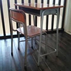 学校の机と椅子のセットのサムネイル