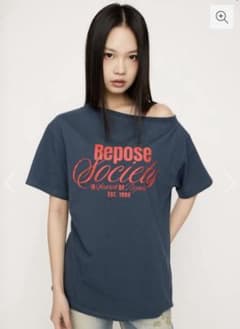 【SLY】OFF SHOULDER OVER LOGO Tシャツ　ネイビーのサムネイル