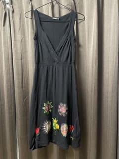 Desigual 刺繍ワンピース XS ブラック ノースリーブ 花柄のサムネイル