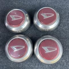 マ*ん様 メタル製赤ロゴホイールキャップセットのサムネイル