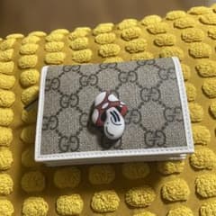 43000円から33000円即決価格！新品GUCCI 二つ折り財布のサムネイル