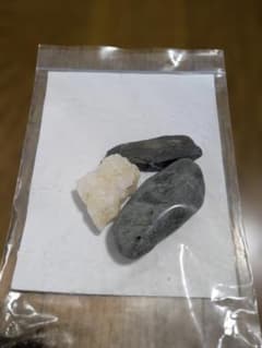 山梨県早川町の地質標本（緑色凝灰岩、黒色粘板岩、石英）のサムネイル