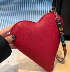 ハート型赤ポーチバッグ LOVEストラップ付き - メルカリ