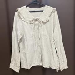 フリル付きベージュ長袖シャツ XL（LLサイズ）のサムネイル