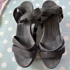 た*ち様 crocs ブラック ウェッジサンダルのサムネイル