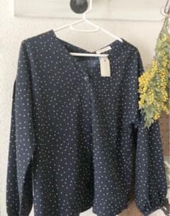 お値下⭐️新品未使用のドット柄ブラウスのサムネイル