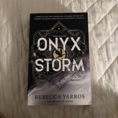 Onyx Storm - Rebecca Yarros 英語小説のサムネイル