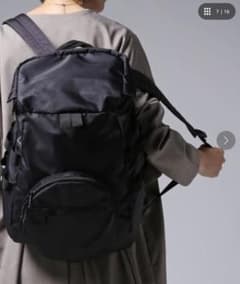 【美品】大容量ブラックスクウェア型デザインリュックのサムネイル