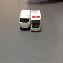 トミカの救急車とトラックのサムネイル