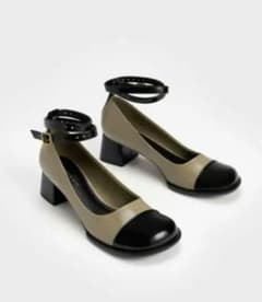 【charles & keith】ベージュと黒のアンクルストラップパンプスのサムネイル