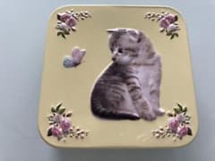 猫と蝶のデザインの空き缶　7.6cm✖️7.6cm 高さ2.1cmのサムネイル