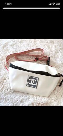 美品 CHANEL ノベルティー ボディーバックのサムネイル