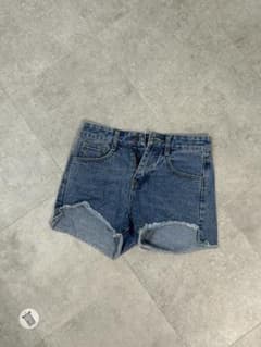 デニム ショートパンツ 切りっぱなし加工のサムネイル