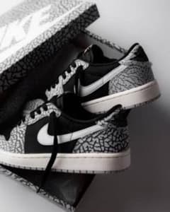 『週末価格』NIKE AJ1LOW ブラックセメントのサムネイル