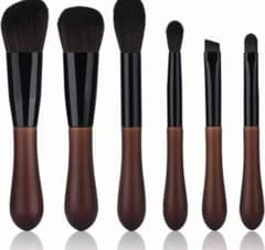 新品メイクブラシ 6本 ポータブル　収納袋付き