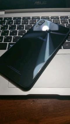 ASUS Zenfone 5 ZE620KLのサムネイル