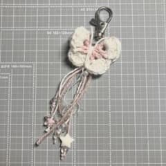 ハンドメイド かぎ針編み 編み物 蝶々モチーフ チャーム ビーズ 白×ピンクのサムネイル