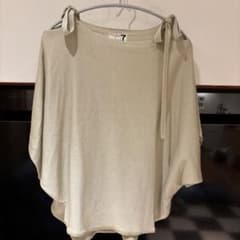 ベージュ オフショルダー Tシャツ 38のサムネイル