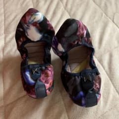 【新品未使用】バタフライツイスト　花柄パンプスのサムネイル