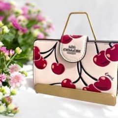 新品未使用 】COACH チェリー柄 二つ折り財布 - メルカリ