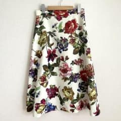 花柄フレアスカート  WHITE THE SUIT COMPANYのサムネイル