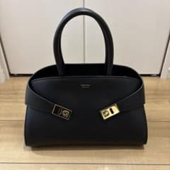 FERRAGAMO HUG 黒 スモール s ゴールド - メルカリ