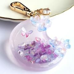 レジンシャカシャカキーホルダー　月　紫陽花 紫陽花月のレジンキーホルダー チャーム シャカシャカ シェイカー 蝶