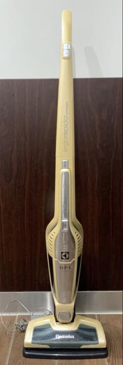 掃除機 Electrolux コードレス OPIコラボ限定品 誰かに見せたくなるエレガントな掃除機--O・P・I×エレクトロラックス