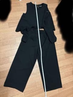 黒のセットアップ（トップスとパンツ）のサムネイル
