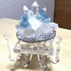 台座付きのキレイな石のオブジェのサムネイル